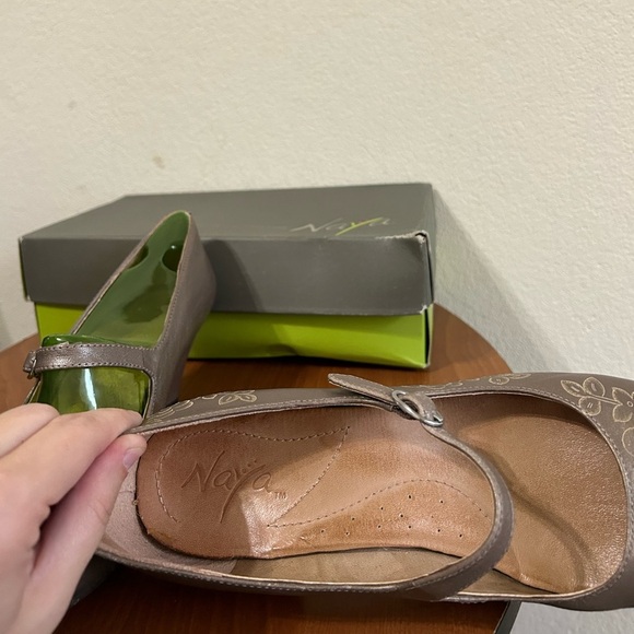 Naya Chalice Metallic Leather Floral Embossed Heel Size 8 Mary Jane Ankle Nickel - Picture 10 of 10